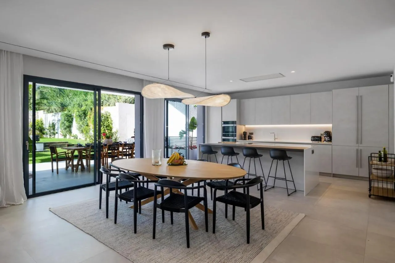 Kontakt z Brand New Modern 5 Bdrm Villa In Puerto Banus